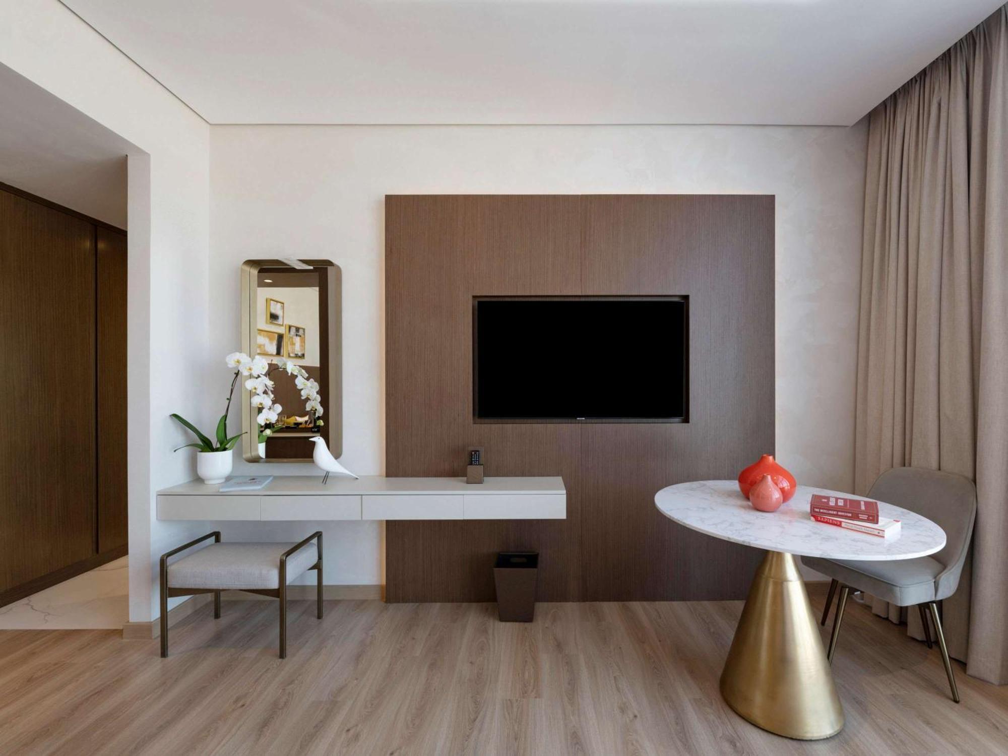 Movenpick Jumeirah Village Triangle Дубай Екстериор снимка A room at the hotel