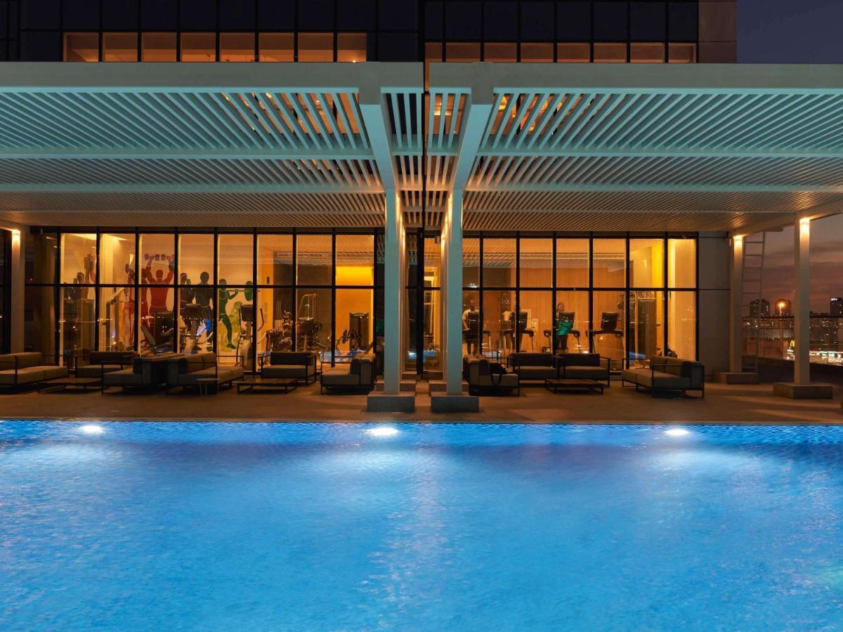 Movenpick Jumeirah Village Triangle Дубай Екстериор снимка The swimming pool at the hotel
