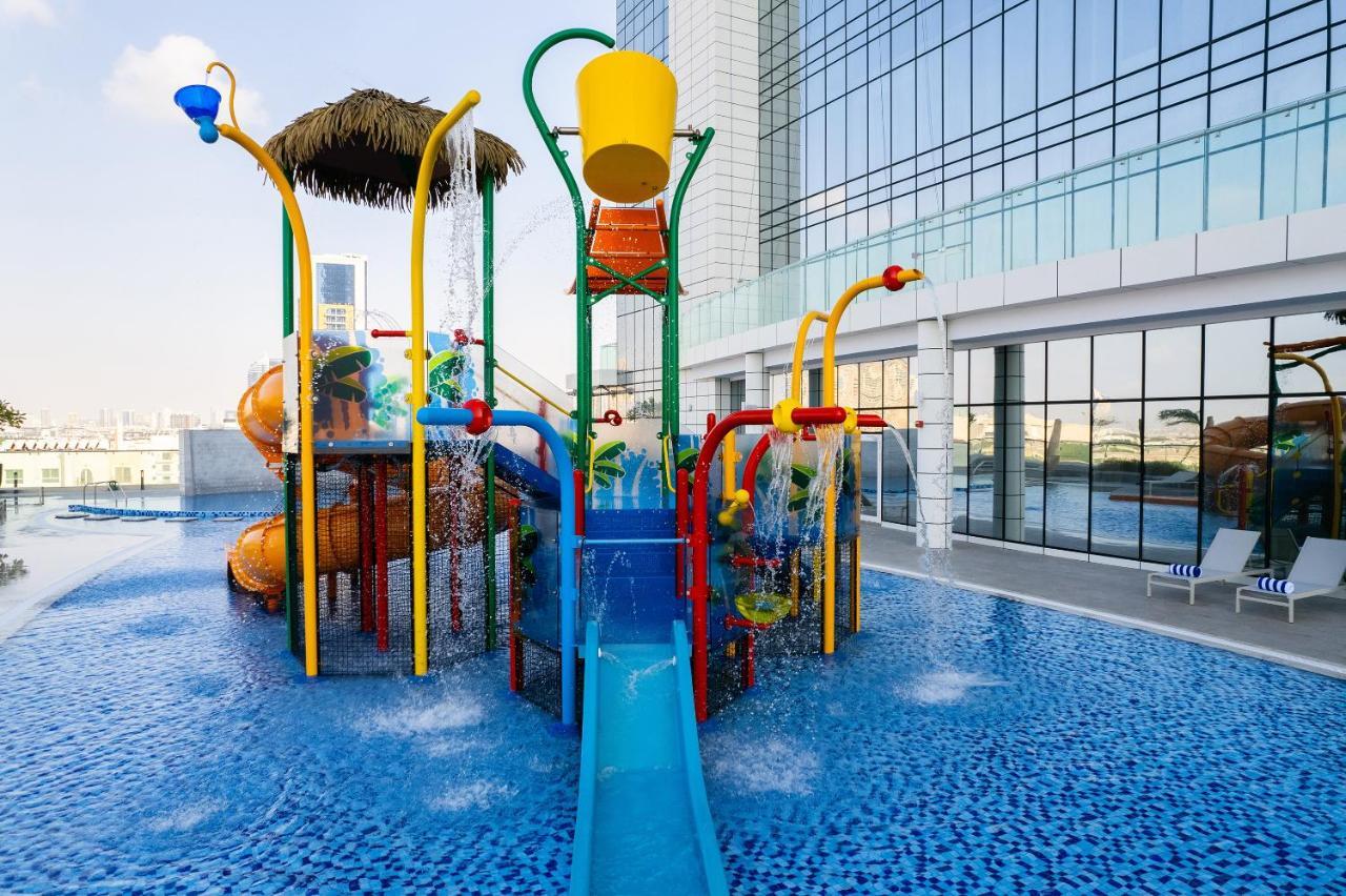 Movenpick Jumeirah Village Triangle Дубай Екстериор снимка A water park in Dubai