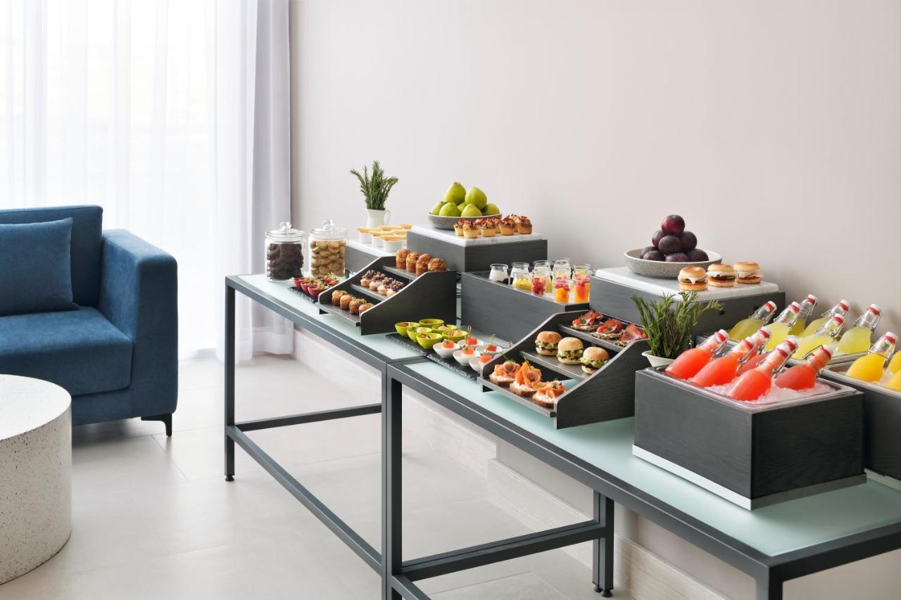 Movenpick Jumeirah Village Triangle Дубай Екстериор снимка A buffet table