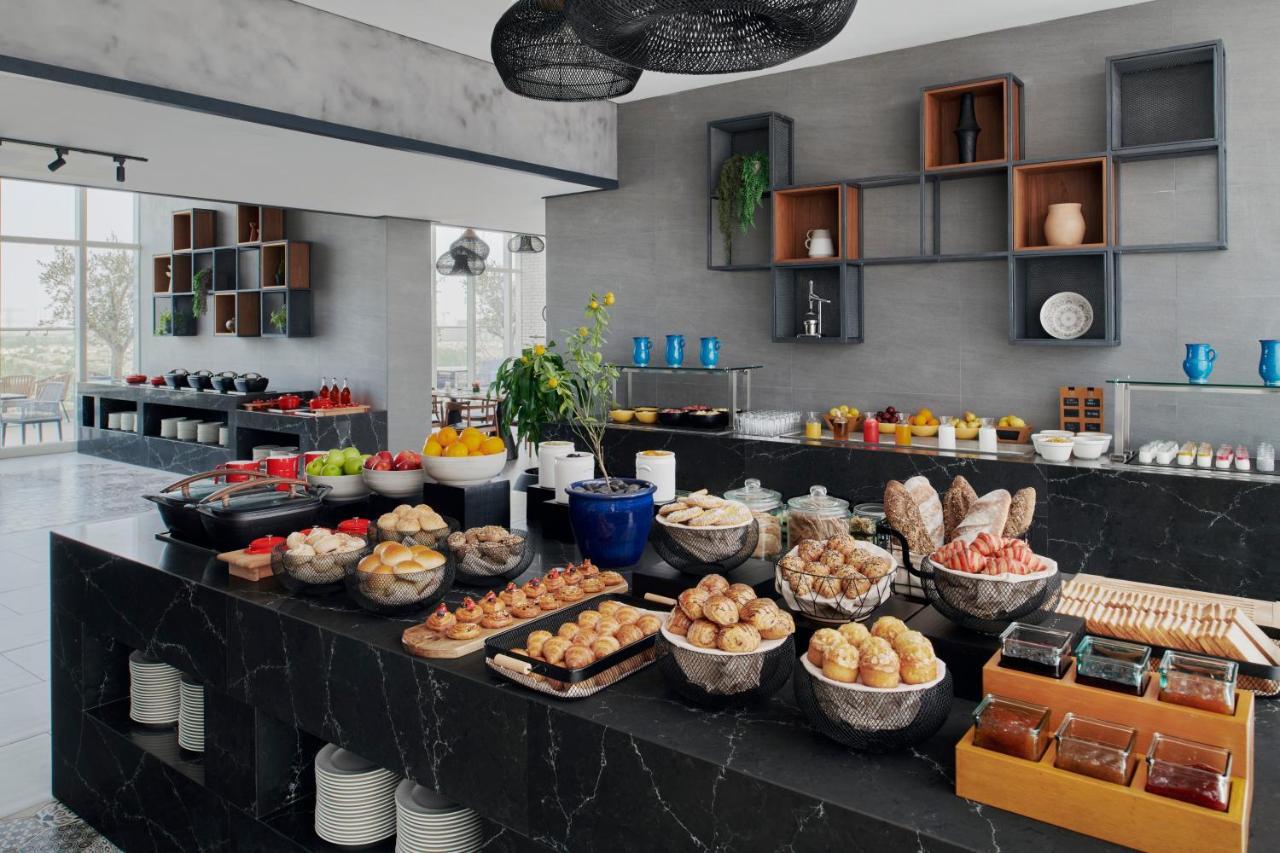 Movenpick Jumeirah Village Triangle Дубай Екстериор снимка A buffet at a hotel